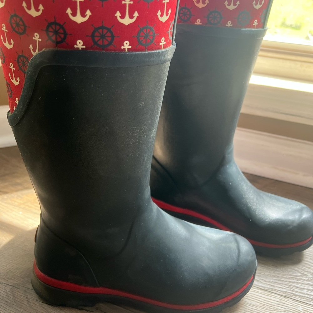 Original Muck boots. Waterproof/resistant. Super cute colors and anchors.